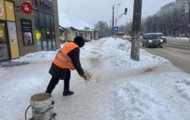 У місті тривають роботи з розчищення та посипання тротуарів. Фоторепортаж