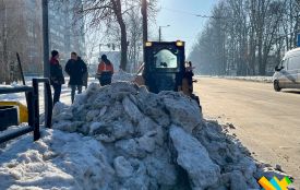 Проблема очищених зупинок — зледеніння, але комунальні служби працюють у посиленому режимі