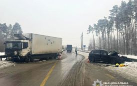 На дорозі Київ - Чоп неподалік Світина позашляховик виїхав на зустрічку: внаслідок зіткнення з вантажівкою водій загинув, троє пасажирів отримали травми