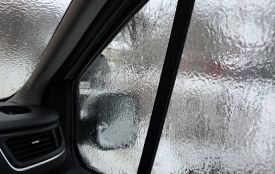 Після крижаного дощу на дороги області висипали близько 800 тонн піщано-сольової суміші