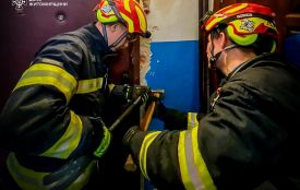 У Житомирі рятувальники відкрили двері квартири, де перебували дві жінки, які, попередньо, потребували допомоги