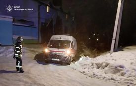 У Житомирі рятувальники відбуксирували «швидку», що застрягла на підйомі через ожеледицю