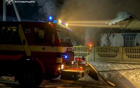 У селі Житомирського району на пожежі в приватній оселі рятувальники врятували літню жінку