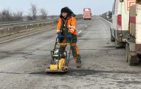 Незважаючи на морози, на дорогах області продовжуються ремонтні роботи
