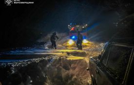 Упродовж минулої доби рятувальники тричі надавали допомогу медикам на засніжених дорогах