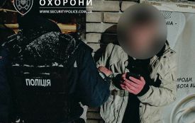 У Житомирі затримали чоловіка, який розтрощив вітрину магазину в центрі міста