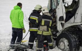 У Коростишівській громаді - ДТП за участю двох вантажівок: одного з водіїв деблокували рятувальники