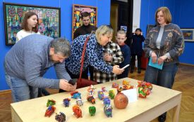 У Житомирському краєзнавчому музеї відкрилася виставка дитячої скульптури за мотивами творів Марії Примаченко