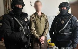 Поліцейські Житомирщини викрили чоловіка, причетного до державної зради та незаконного збуту боєприпасів