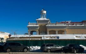 Чи "тимчасова" палатка для торгівлі квітів на вул. Небесної Сотні?