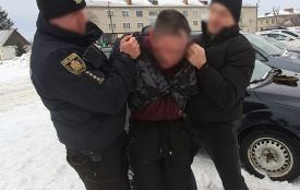 Погрожував ножем поліцейському: у Чуднові затримано нападника