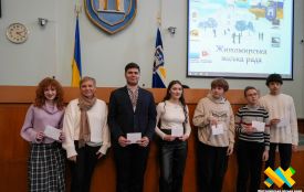 Юні науковці-переможці І етапу Всеукраїнського конкурсу-захисту науково-дослідницьких робіт учнів-членів Малої академії наук отримали стипендії від міста
