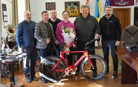 Віталій Бунечко вручив трековий велосипед чемпіонці Житомирщини Анастасії Фурник