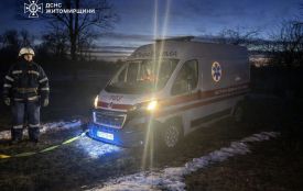 На Коростенщині рятувальники визволили з багнюки застряглу "швидку"