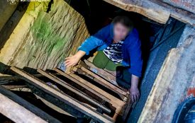 У Коростені рятувальники допомогли жінці, яка впала в погріб