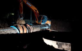 Усього за ніч працівники водоканалу завершили монтаж нового каналізаційного колектора