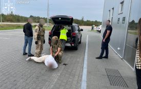 На Житомирщині засуджено двох осіб, які вимагали 15 тис. доларів США неіснуючого боргу у судді