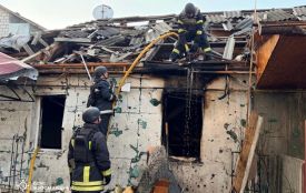 Рятувальники ліквідовують наслідки ворожого удару по центру Житомира