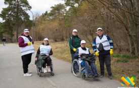 У Гідропарку прибирають берег Тетерева: Карітас Житомир проводить екологічну акцію