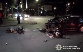 ДТП на перехресті вулиць Перемоги та Домбровського: після зіткнення мотоцикла і легковика травмовані двоє підлітків