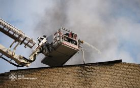 Рятувальники ліквідовують наслідки ворожої атаки в Житомирі. ФОТО