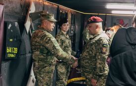 Головнокомандувач Збройних Сил України генерал Олександр Сирський нагородив десантника з Житомирщини