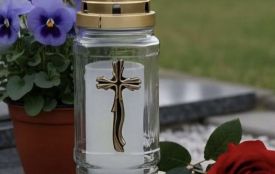 Не приносьте штучні квіти та вінки на кладовища!