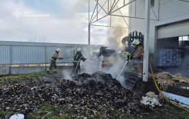 У Житомирі рятувальники загасили пожежу на території підприємства