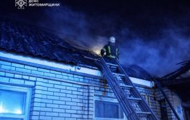 У Житомирі вночі горів приватний будинок: вогнеборці врятували чоловіка