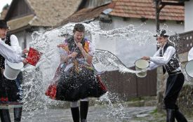 Світлий понеділок - кого обливають водою і що не можна робити після Великодня