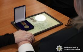 «За оборону України»: у Житомирі родинам загиблих поліцейських передали державні відзнаки