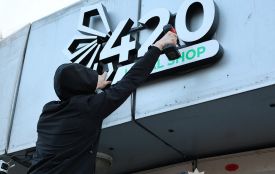 Правоохоронці провели обшуки в мережі кафе-шопів: вартість вилученого сягає близько 1 000 000 гривень