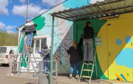 У Житомирі художниця і волонтери розмальовують фасад Центру захисту тварин