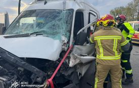 ДТП у Станишівці за участі трьох автівок: рятувальники деблокували одного з водіїв