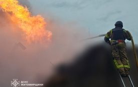 Рятувальники ліквідували пожежу після ворожої атаки на інфраструктуру Житомирщини