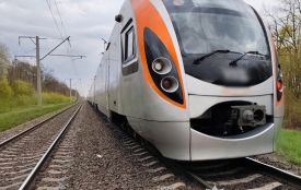 На залізничних коліях у Житомирському районі пасажирський потяг травмував жінку