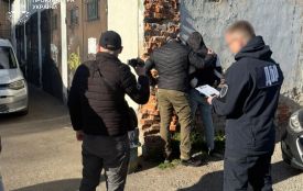Працівнику служби судової охорони повідомлено про підозру у збуті канабісу