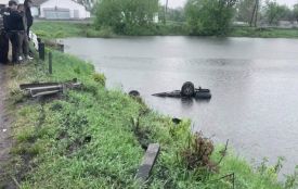 На Черняхівщині автомобіль впав у ставок: водій і троє пасажирів загинули