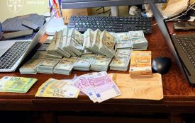 Під час обшуків у топ посадовців Нацполіції вилучено елітні авто, годинники, зброю та понад 22,6 млн грн