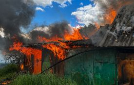 Пожежа в Барашівці: горіла господарська споруда з загрозою перекидання вогню на будинок