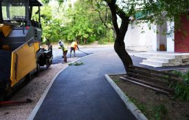 На вулиці Вітрука, 42/7 триває капітальний ремонт прибудинкової території