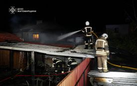 Вночі у Житомирі рятувальники ліквідовували пожежу: горіли три будівлі