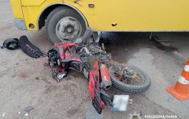 У Черняхівській громаді автобус зіткнувся з мотоциклом: травмовано мотоцикліста