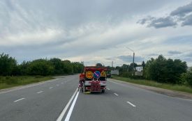 Ліквідація вибоїн, прибирання доріг, скошування трави на узбіччях — дорожники працюють на автошляхах області