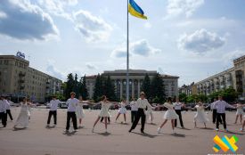 Випускники одного з ліцеїв Житомира танцювали свій випускний вальс на Соборному майдані