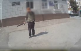 У Житомирі патрульні затримали чоловіка, який погрожував перехожим ножем