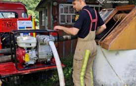 У селі на Коростенщині рятувальники відкачали воду з 10 криниць після підтоплення