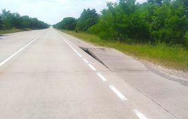 Через аномальну спеку  на "Варшавці" утворилися «трампліни» з бетонних плит