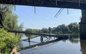 У Коростишеві обвалилася аварійна пішохідна частина мосту - рух транспорту перекрито