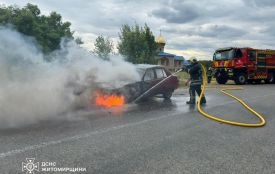 У селі Мала Рача на дорозі загорівся легковик